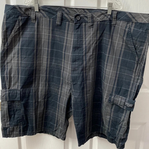 P mens Wrangler casual cargo shorts 48 - Picture 1 of 3